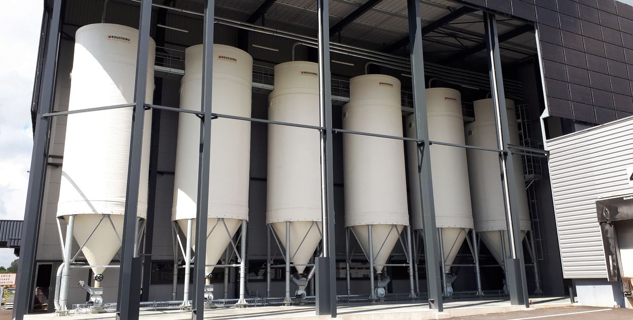 Silos sur pieds sous charpente métallique